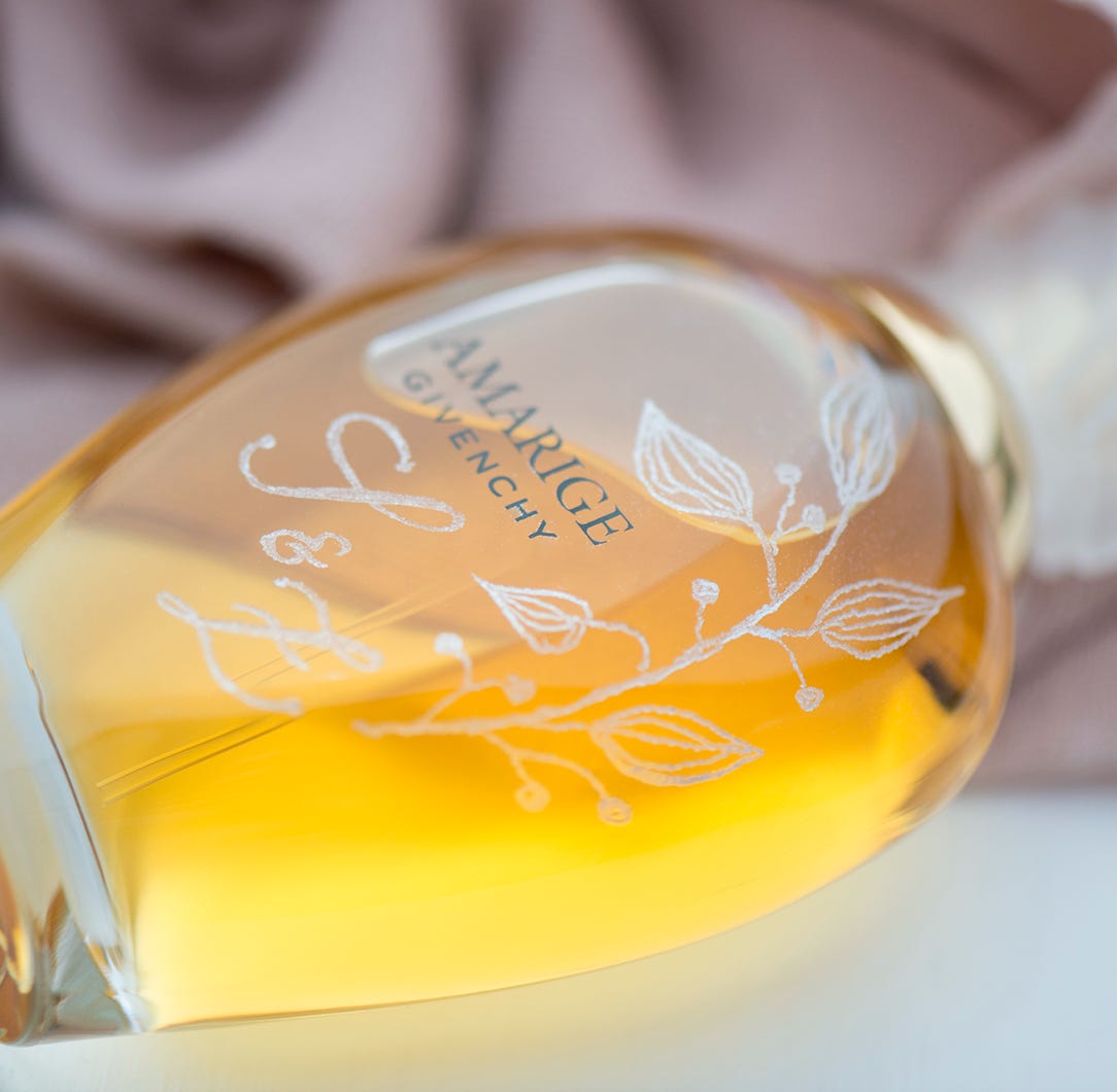 handgravur auf parfuem flasche