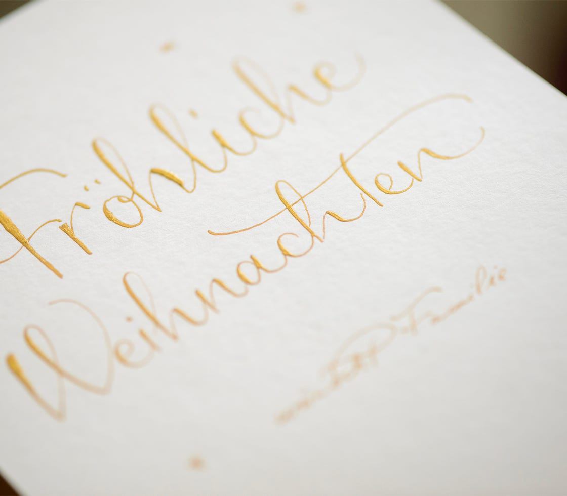 Kalligrafierte Karten live vor Ort, personalisierte Texte auf Weihnachtskarten, Event Kalligrafie Lacoste