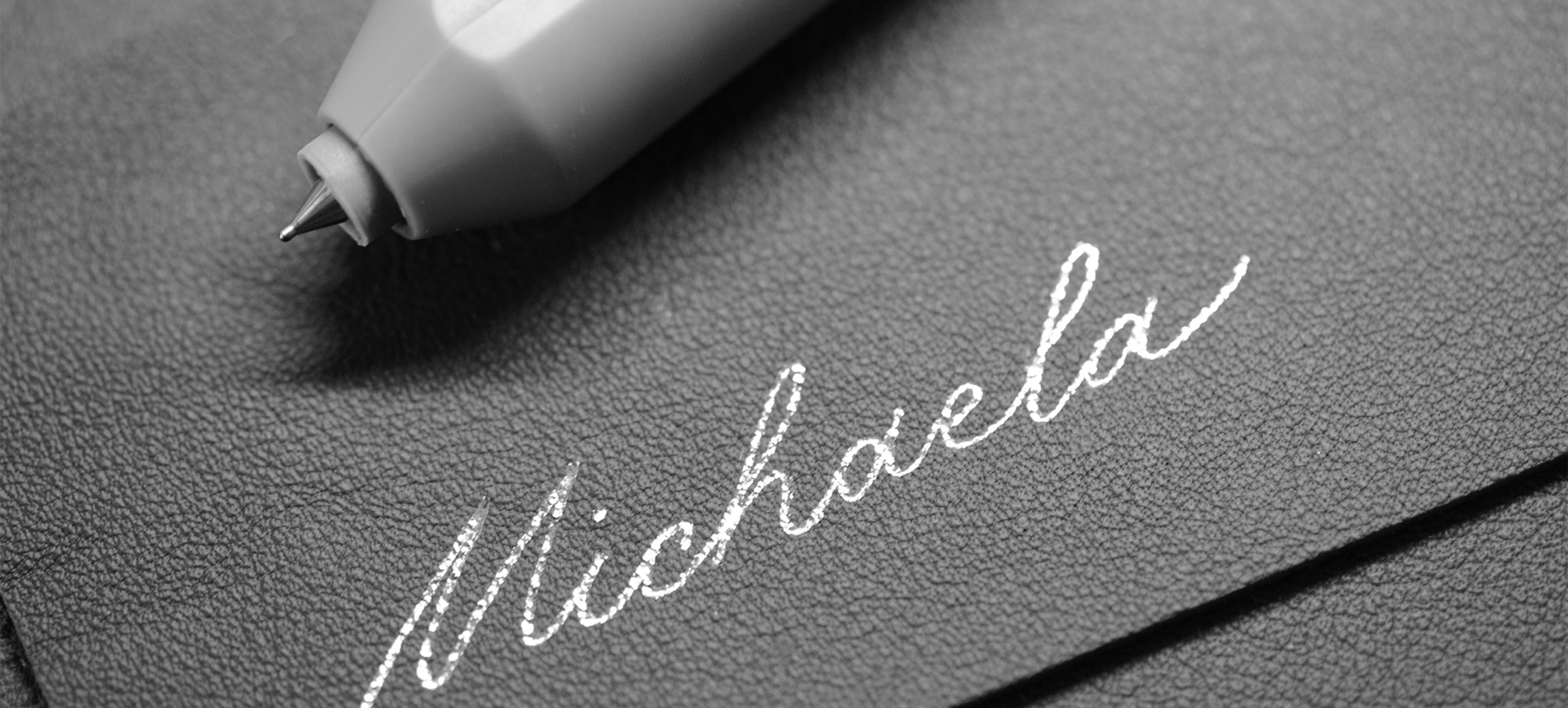 Hot Foiling mit silver foil, Heissfolierung auf Leder, personalisierte Produkte mit Heat Foiling, handgeschrieben Namen auf Lederprodukte, Kalligraphie auf Leder