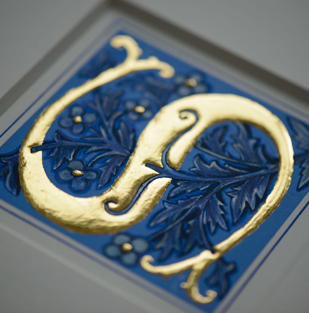 vergoldeter buchstabe mit malerei