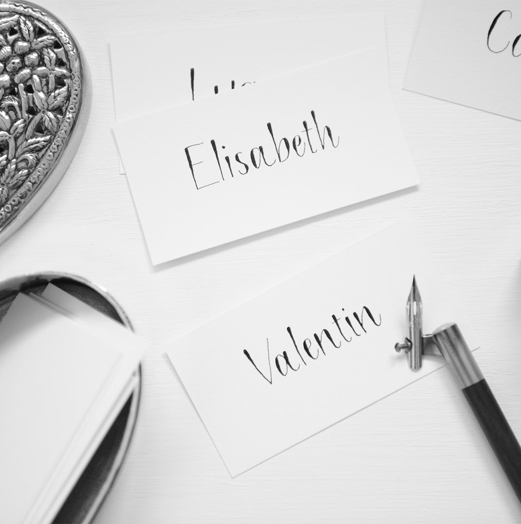 Handgeschriebene Namen mit Feder und Tusche 