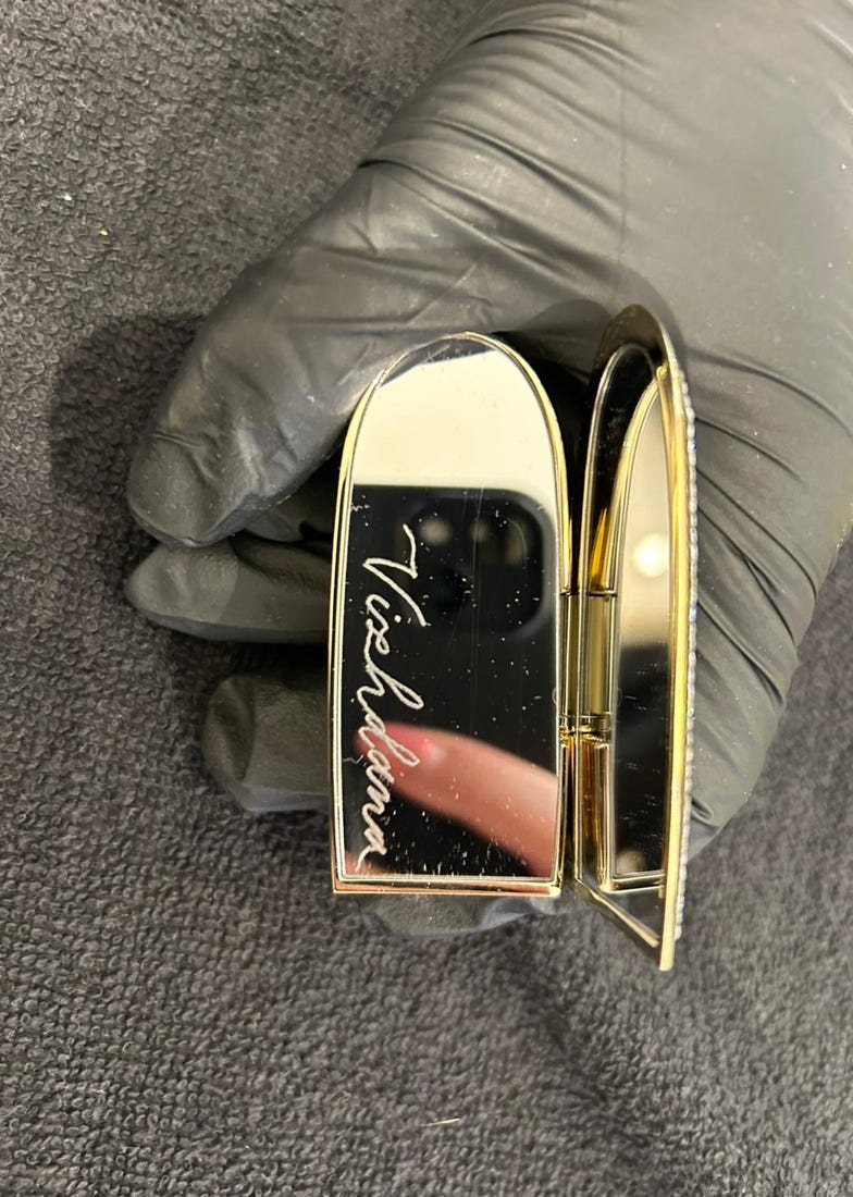 Moderne Kalligraphie Gravur auf Lippenstift Hüllen