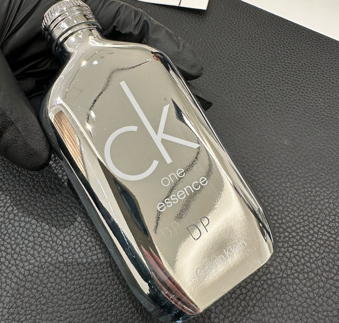 Perfume engraving, initials engraving on perfume bottle, live event engraving, handgravur auf parfuem flaschen live vor Ort, personalisierte Texte gravieren lassen, personalisierrte geschenke, brand activation engraving, gravur fuer markenaktivierung, gravieren live vor Ort, Monogramme graviereren