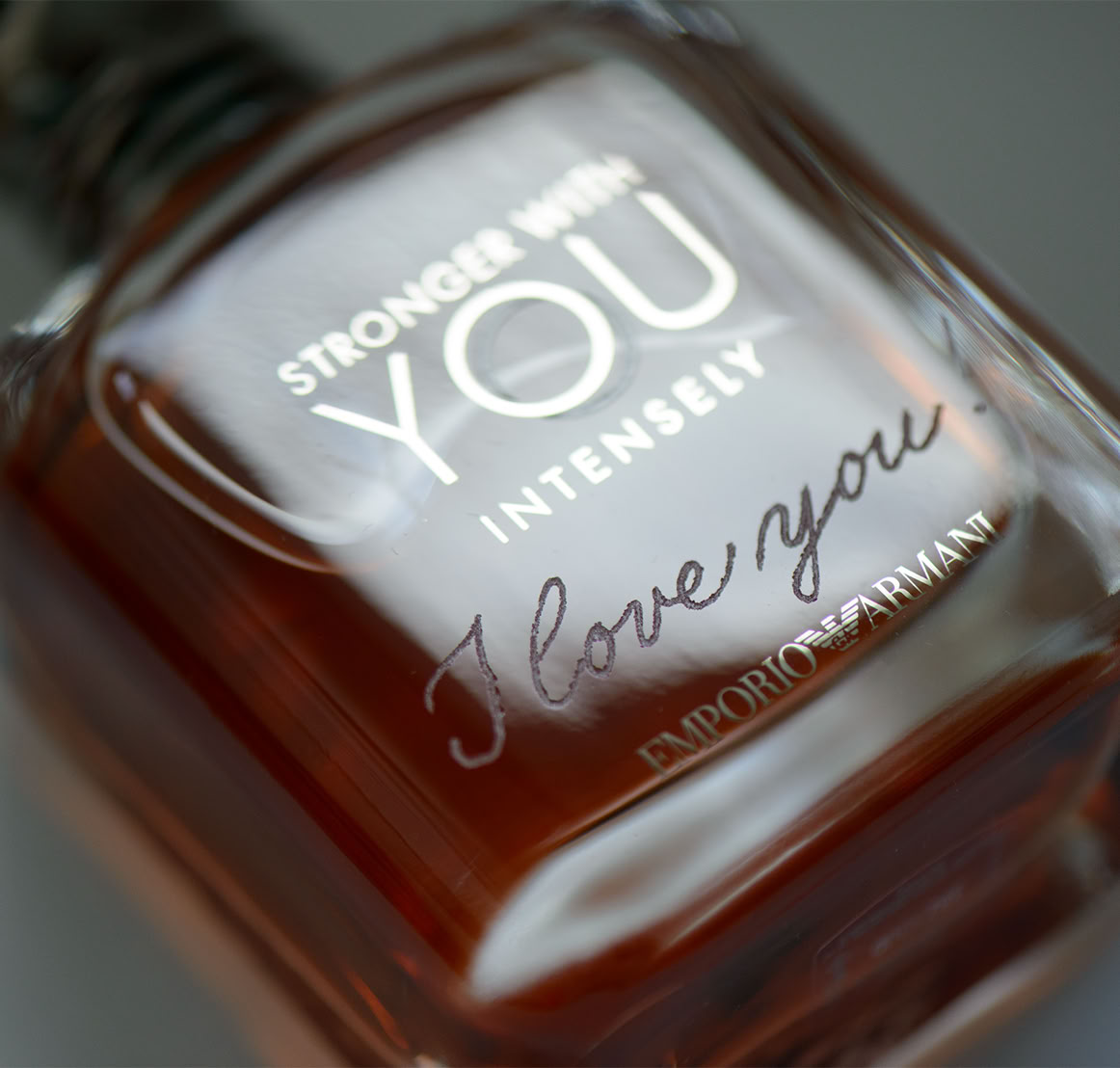 gravur auf flaschen, handgravur auf armani parfüm, handgravierter text