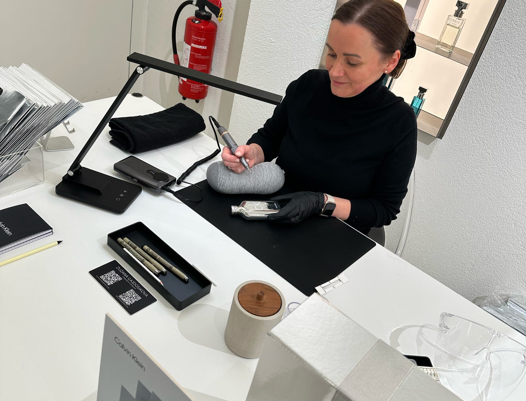 Live Event von Calvin Klein, Live Event in Koeln, Live Event artist, Engraving On-Site, Perfume engraving On-Site, personalized engraving in my studio,