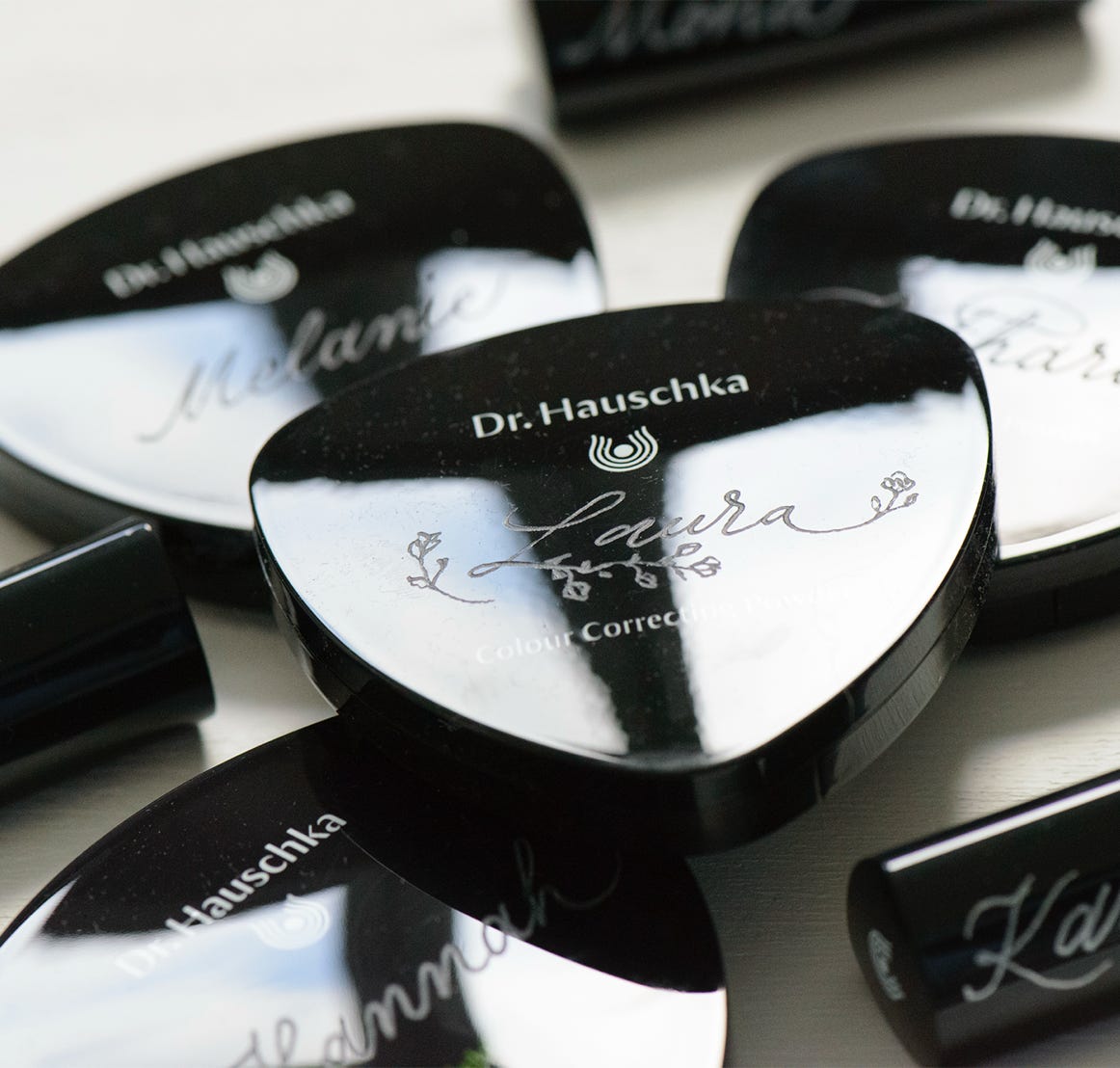 gravierte Lippenstifthüllen und Puder Verpackungen, handgravierte Kosmetikartikel