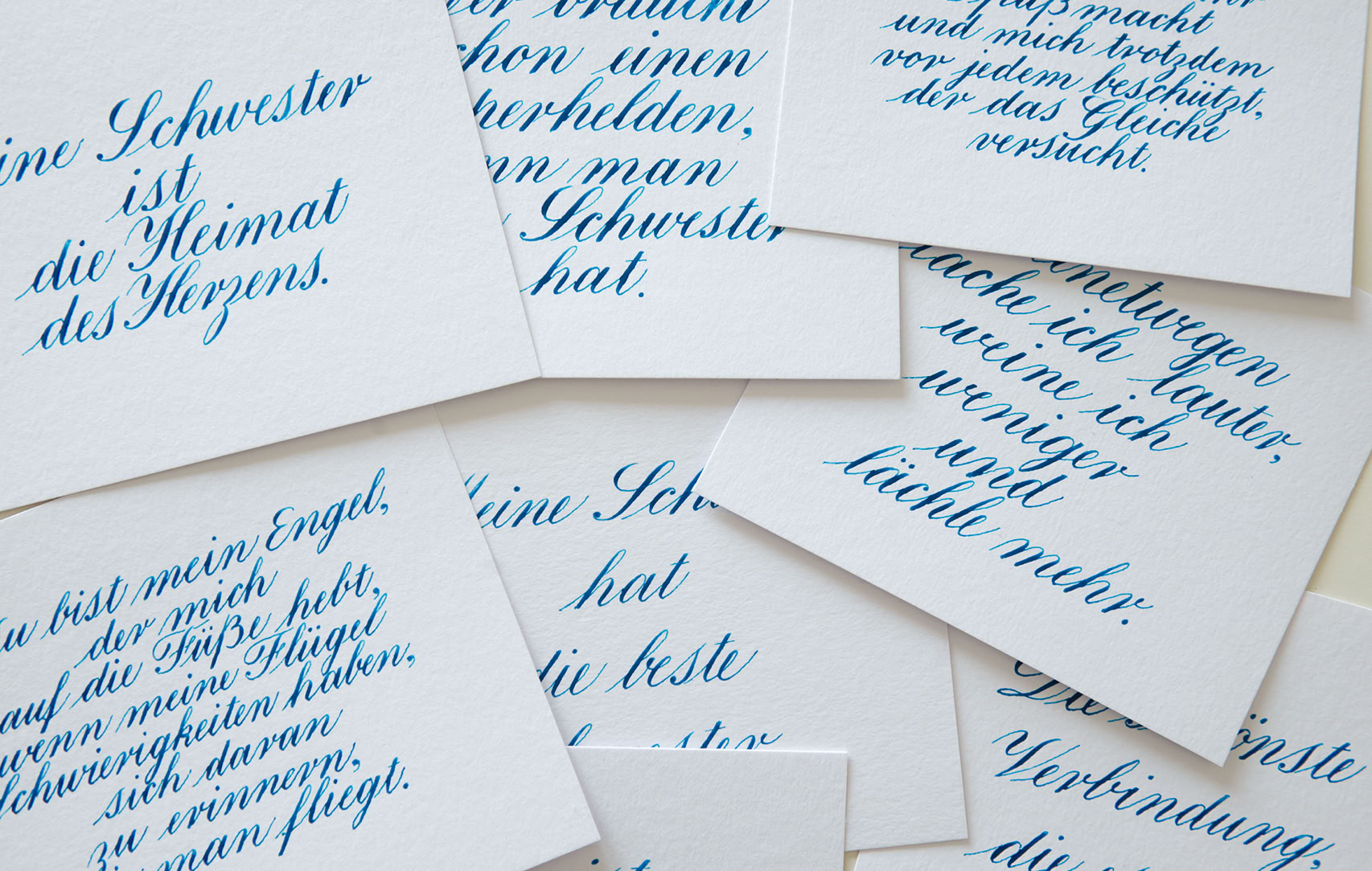 personalisierte karten, kalligraphie mit feder und tusche, kundenspezifische Beschriftung, personalisierte Briefe, kalligraphierte Einladungen für Firmen, handgeschriebene Menuekarten fuer Events, kalligraphierte Tischkarten fuer Veranstaltung, handgeschriebene Namenskarten On-Site, handgeschriebene Zitate, Briefumschlaege schreiben, Parfuemflakons, Flaschen, Glaeser, Boxen bemalen und kalligraphieren