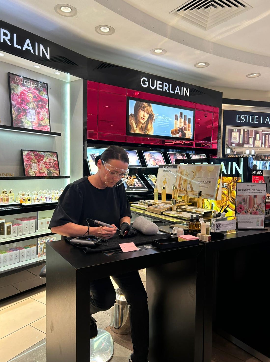 Personalisierung mit Gravur auf Flaschen und Kosmetikprodukte