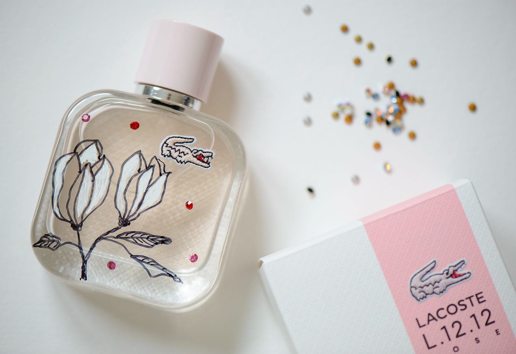 handbemalte Glasflakon von Lacoste, Glassteine auf Parfümflaschen