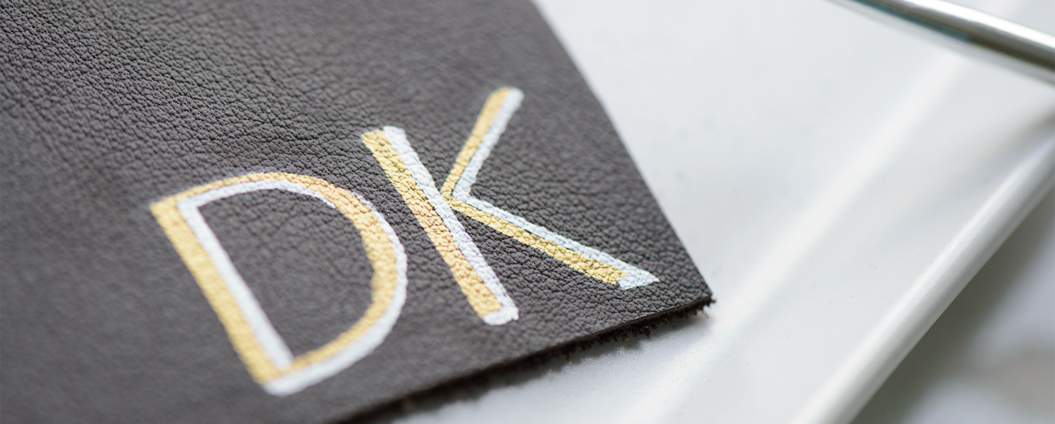 Brush Lettering auf Leder, Initialen mit Pinsel auf Leder malen, Leder Malerei, Monogramm auf Leder malen, Kalligraphy auf Leder