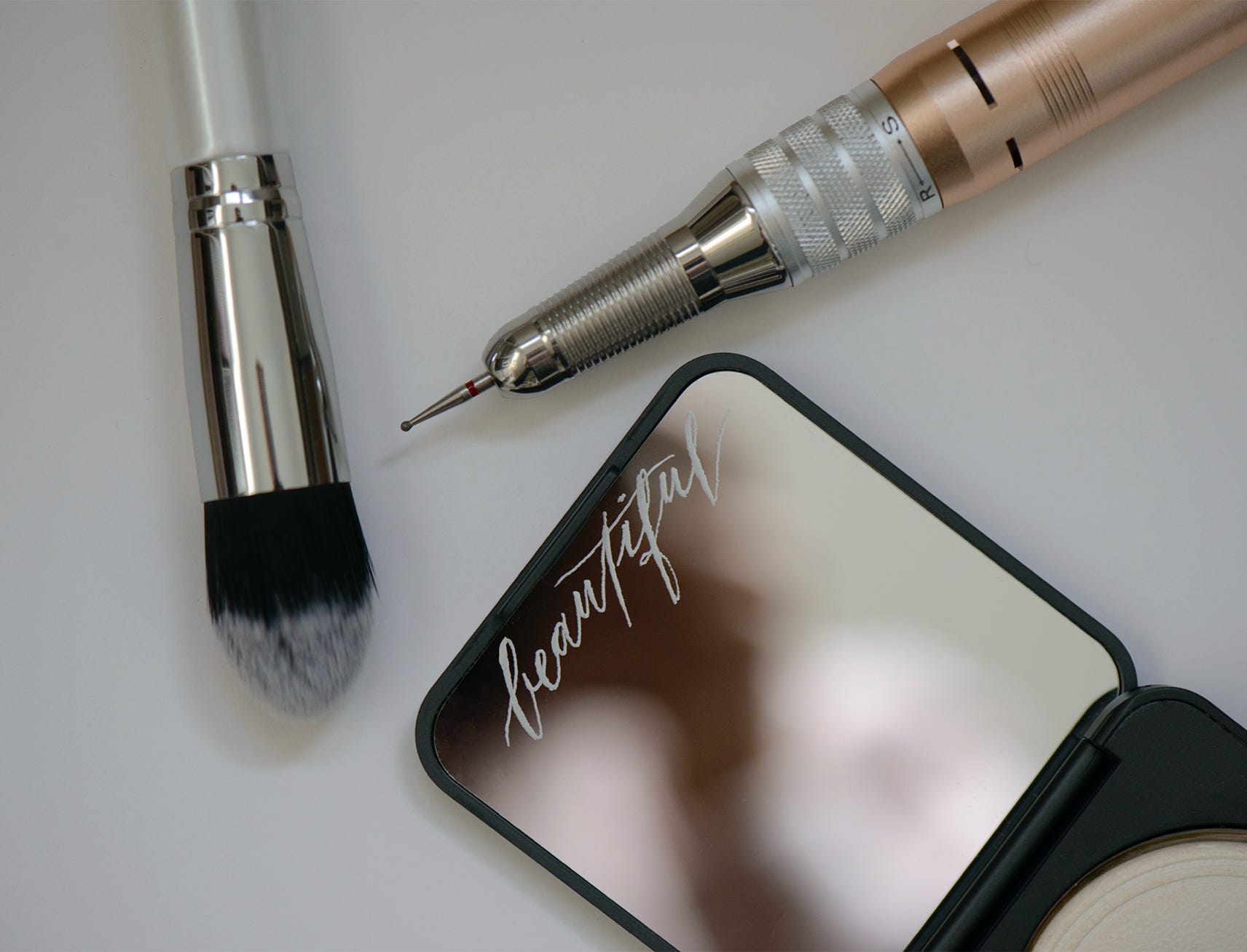 glass engraving live events, hand engraving on cosmetic items, engraving on perfume bottles, bottle engraving on-site, gravur fuer brand activations, engraving for live event, engraving for wedding, live engraving for brands, live gravur fuer firmen, live gravur auf flaschen, live gravur auf glaeser