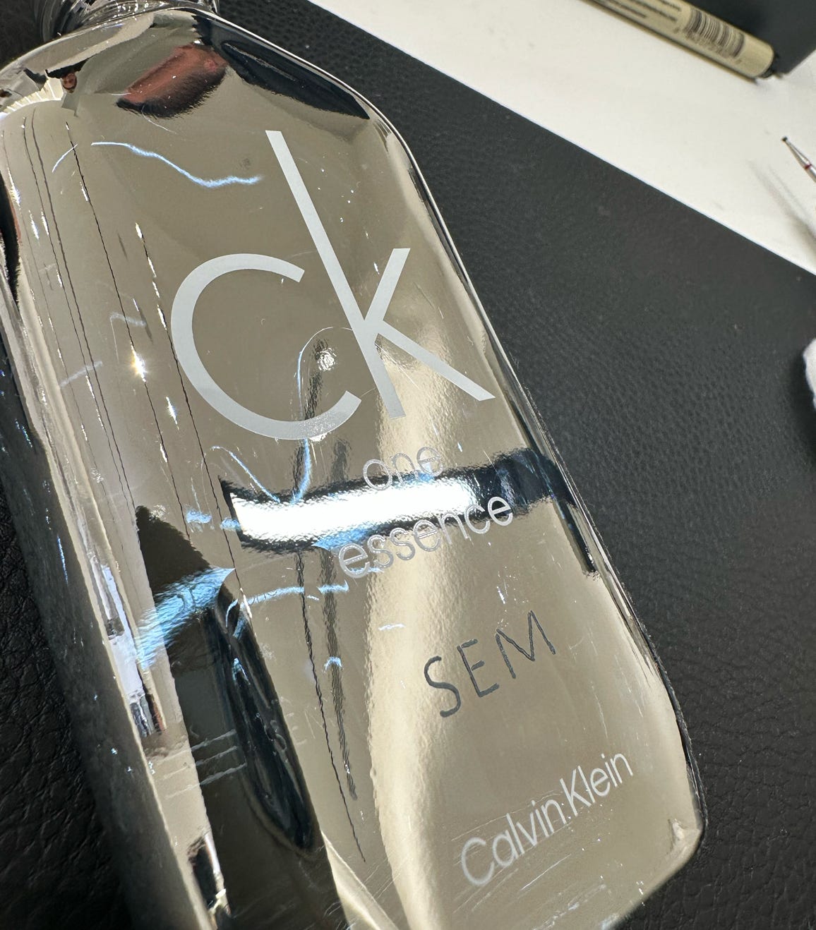 Gestaltung von Parfümflakons mit Initialien, Gravieren von Namen, Text Gravur