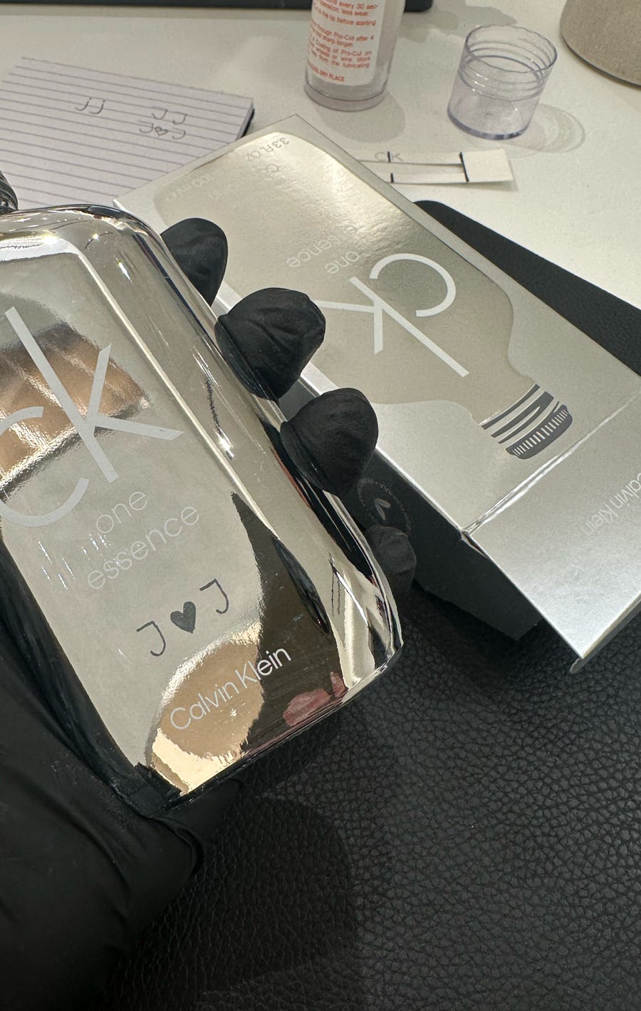 Parfümflakons von Hand gravieren und personalisieren