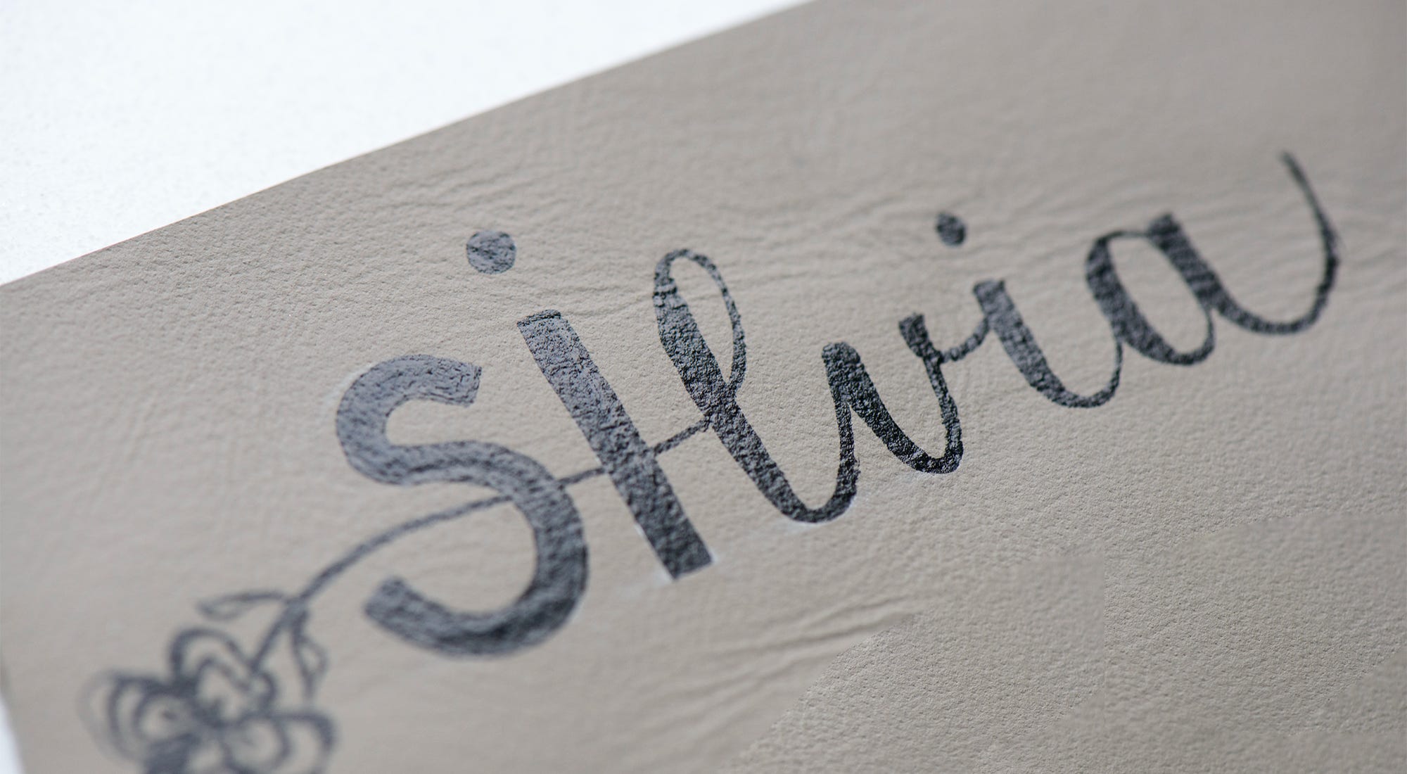 Brush Handletterin on leather, Leder mit Name personalisieren, Namen mit Pinsel schreiben, Kalligraphie mit Pinsel und Farbe