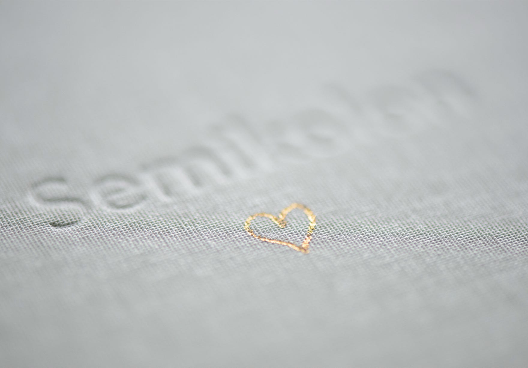 Heat Foiling mit goldener Folie auf Notizbüchern