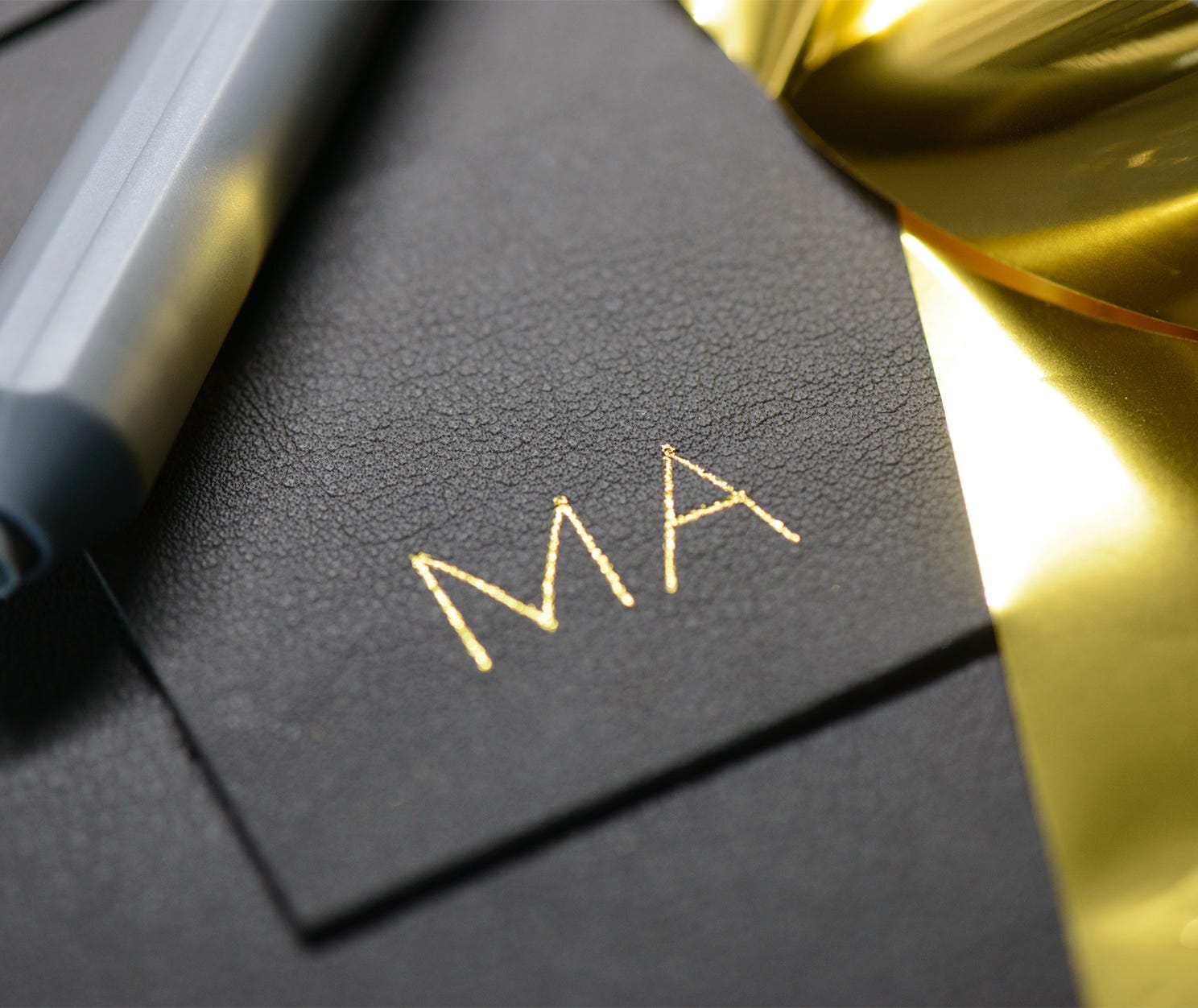 Monogramm, personalisierte Initialen mit Goldfolie, Hof Foiling mit Gold Foil, Heissfolierung auf Leder, Leder mit Goldfolie personalisieren, handgeschriebene Buchstaben auf Leder