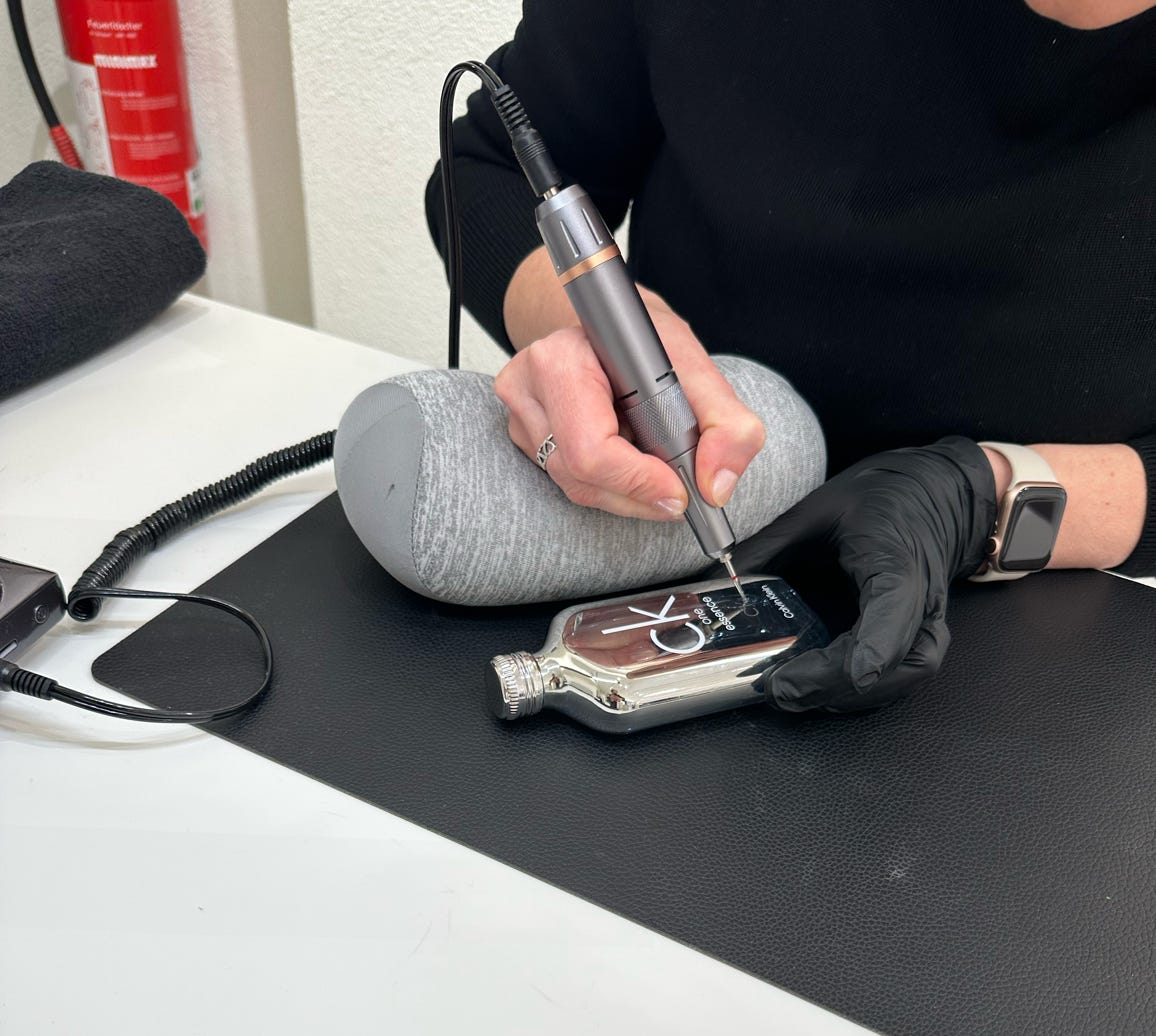 Handgravierte Parfümflaschen mit Initialien, Live Gravur in Düsseldorf