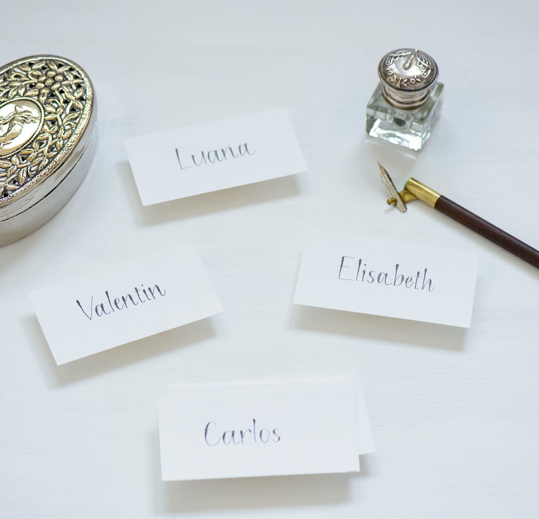 handgeschriebene Namenskarten mit Spitzfeder und Tusche