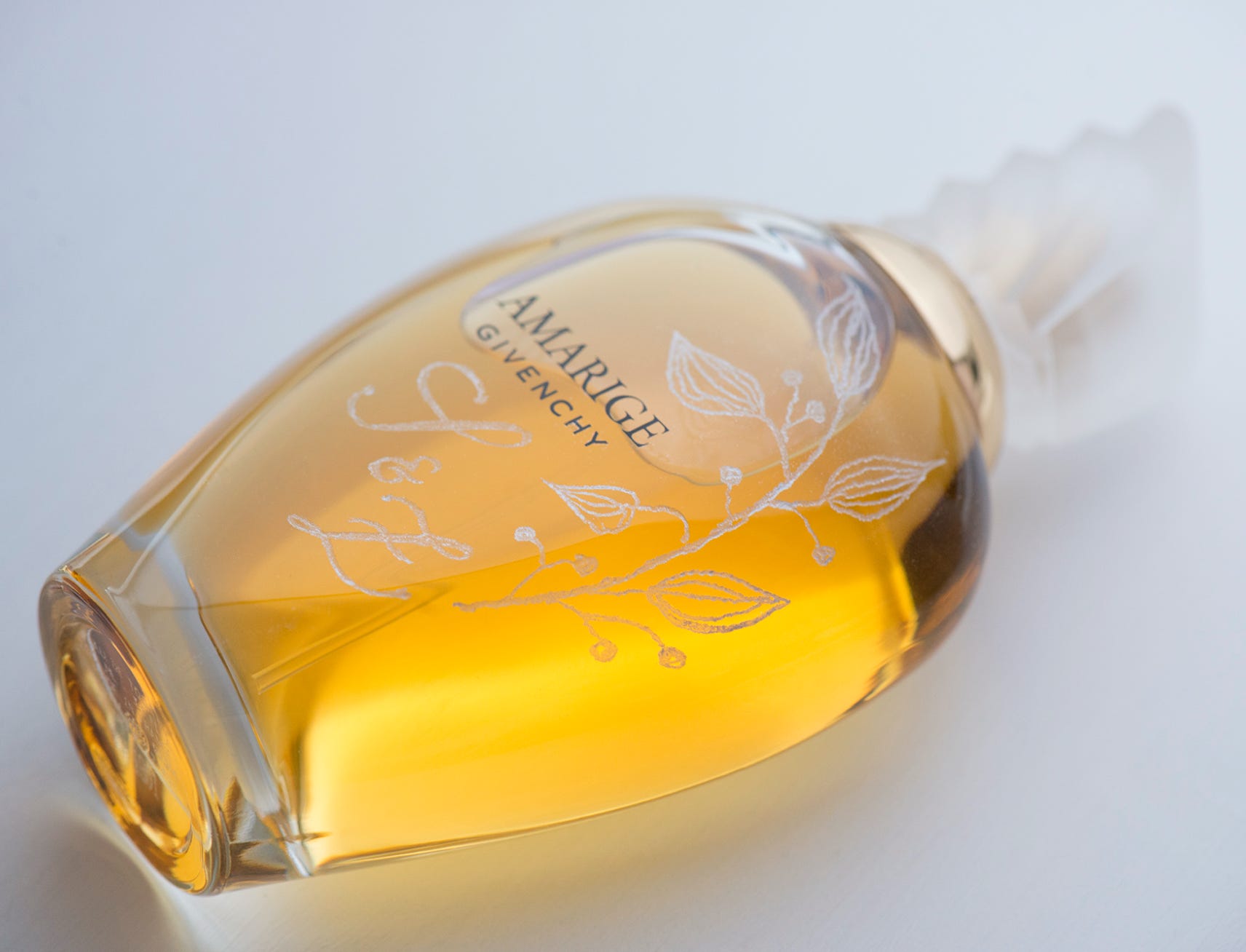 glas gravur, hand gravur auf parfuem flakons