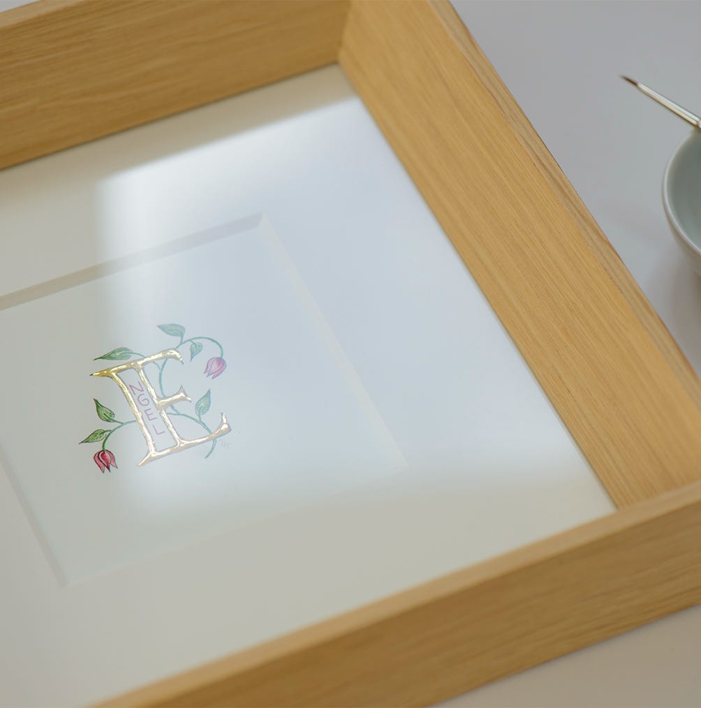 personalisierte Buchstaben Vergoldung und Malerei, vergoldete Buchstaben mit 24 karat gold, Blattgold vergoldung und Buchmalerei, Miniaturmalerei mit Blattvergoldung, personalisierte geschenke, Initialen Vergoldung, Kunstwerke mit Gold, personalisierte kunst zum Verschenken, Geschenkideen, luxuriöse Geschenke mit Blattgold, handgemalte Bilder in Bilderrahmen nach Kundenwunsch