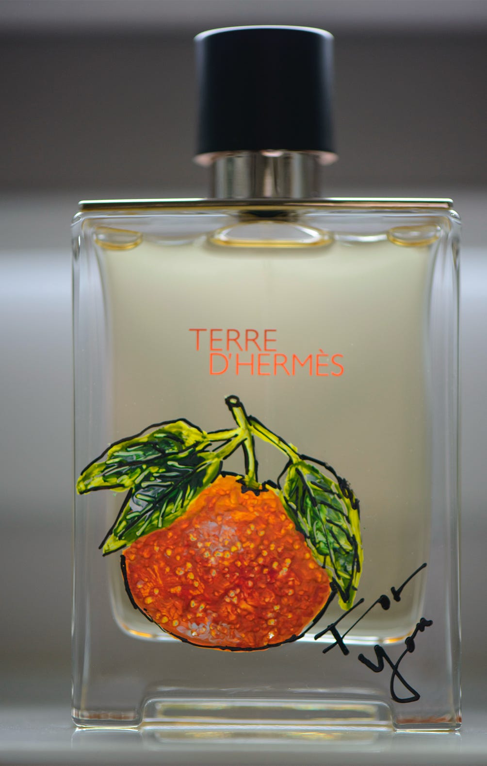 parfuem flaschen bemalung, kalligraphie auf parfuem flaschen, malerei auf weinflaschen, personalisierte sektflaschen mit Malerei und Kalligrafie, Live Event Painting, personalized Hermes Perfume Bottle, personalized perfume bottle,